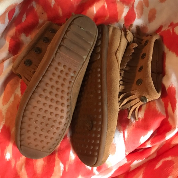 Minnetonka fringe booties - Picture 3 of 4